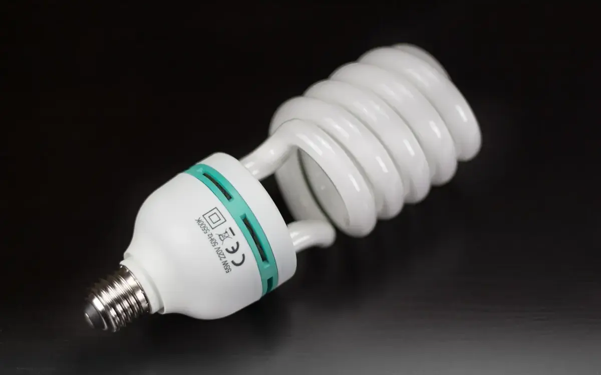 Diskutieren Sie die verschiedenen energieeffizienten Lichtquellen und ihre Auswirkungen auf die Stromkosten