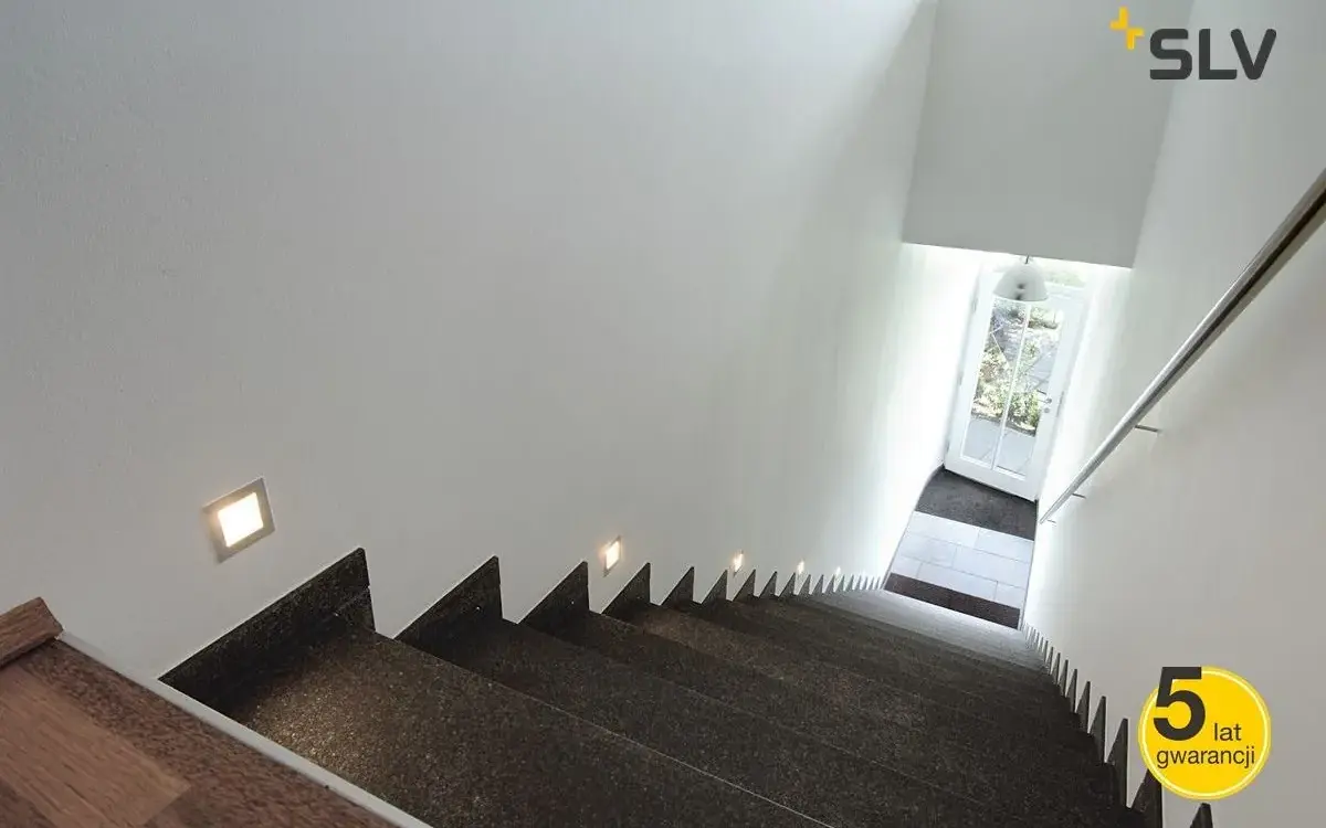 Die Wahl der richtigen Beleuchtung für die Treppe innerhalb und außerhalb des Hauses